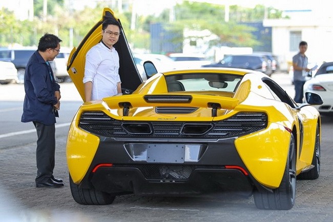 Cách đây khoảng 3 ngày, hình ảnh chiếc siêu xe  McLaren 650S Spider thuộc sở hữu của thiếu gia Phan Thành đã xuất hiện tại cảng VICT ở TP HCM. Về cùng đợt với siêu xe này còn có chiếc Mercedes SLS Roadster đầu tiên tại Việt Nam.